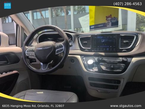 Used 2017 Chrysler Pacifica Touring-L Plus FWD image 17