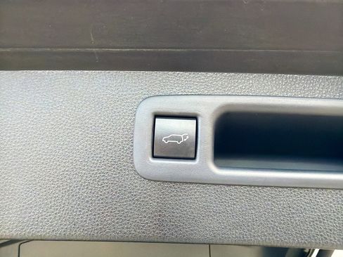 Used 2022 Toyota Highlander XLE AWD/4WD image 21