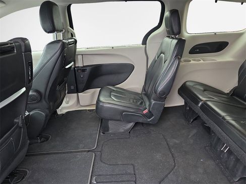 Used 2022 Chrysler Pacifica Touring-L w/ Uconnect Theater Family Group image 23
