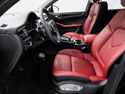 Certified 2025 Porsche Macan image 16