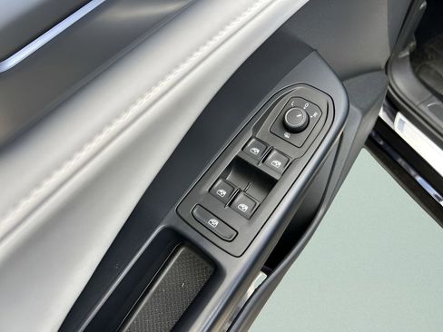 Used 2025 Volkswagen Taos SE image 13