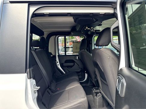 Certified 2022 Jeep Gladiator Willys image 9