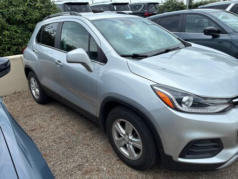 Used 2019 Chevrolet Trax LT w/ LT Convenience Package FWD image 4