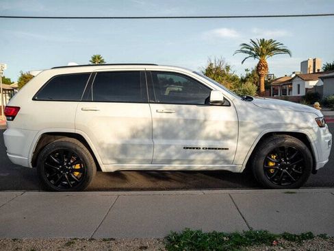 Used 2018 Jeep Grand Cherokee Altitude RWD image 6