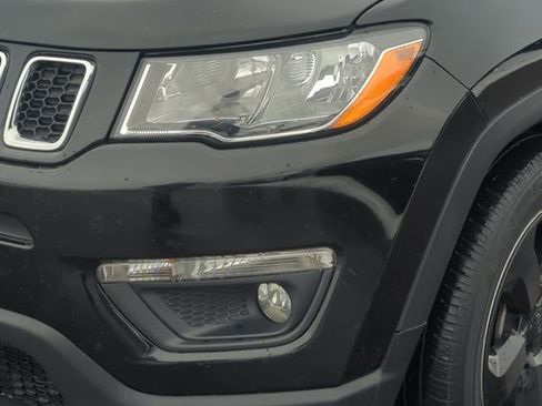 Used 2018 Jeep Compass Latitude FWD image 9