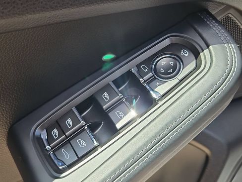 Certified 2026 Porsche Macan AWD/4WD image 33