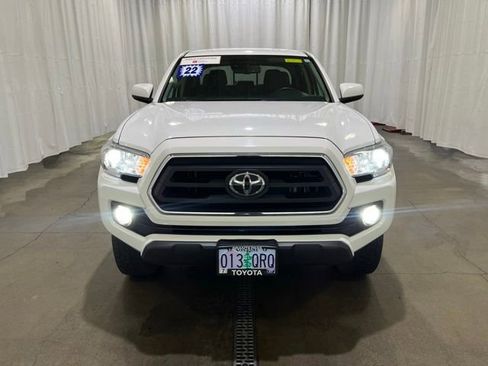 Certified 2022 Toyota Tacoma SR5 AWD/4WD image 9