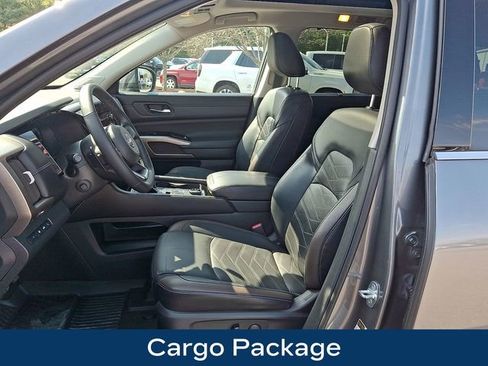 Used 2023 Nissan Pathfinder Platinum image 2