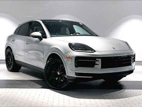 Used 2025 Porsche Cayenne Coupe image 12