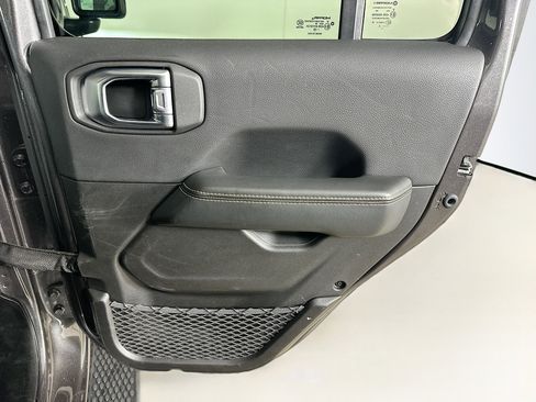 Used 2025 Jeep Wrangler Sahara image 28