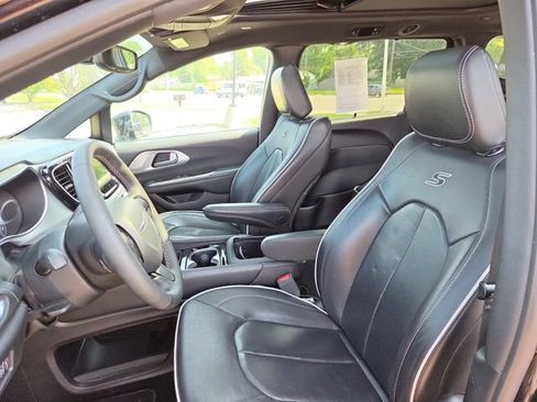 Used 2025 Chrysler Pacifica Limited FWD image 22
