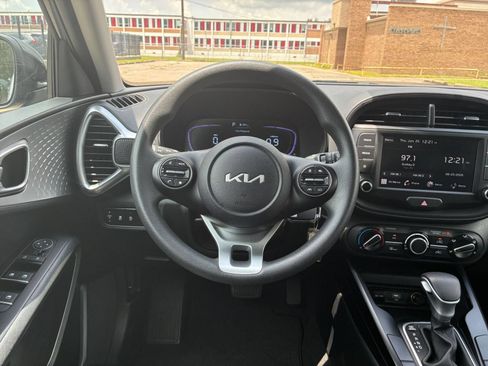Used 2025 Kia Soul LX w/ LX Technology Package FWD image 27