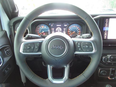 Used 2025 Jeep Wrangler Unlimited Sahara w/ Technology Group AWD/4WD image 21