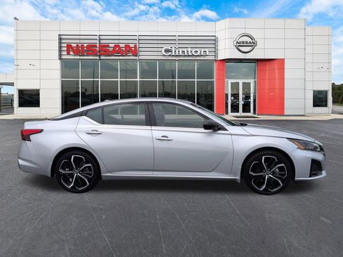 Used 2024 Nissan Altima 2.5 SR w/ SR Premium Package FWD image 2