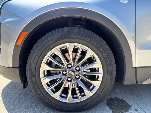 Used 2025 Cadillac XT4 Premium Luxury FWD image 9