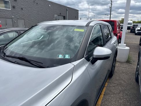 Used 2022 Nissan Rogue SV AWD/4WD image 22