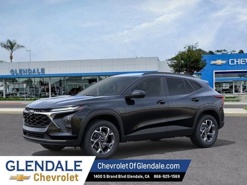 New 2026 Chevrolet Trax LT w/ Driver Confidence Package FWD image 2