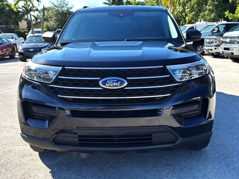 Used 2020 Ford Explorer XLT image 2