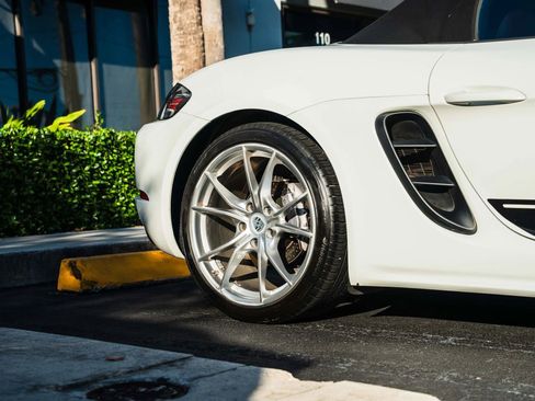 Used 2017 Porsche 718 Boxster RWD image 19