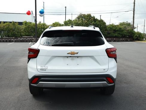 Used 2024 Chevrolet Trax LT w/ Sunroof Package FWD image 7