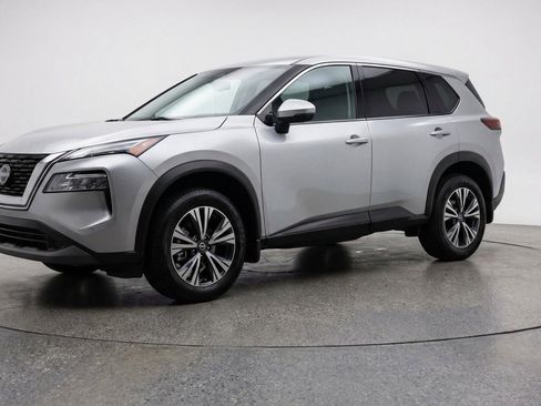 Used 2025 Nissan Rogue SV FWD image 3
