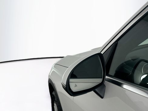 Used 2025 Mercedes-Benz GLC 300 image 16