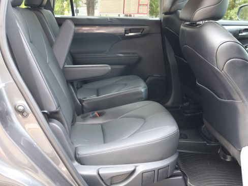Used 2025 Toyota Highlander Limited AWD/4WD image 21
