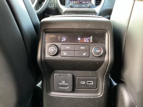 Used 2023 GMC Acadia SLT w/ Technology Package AWD/4WD image 19