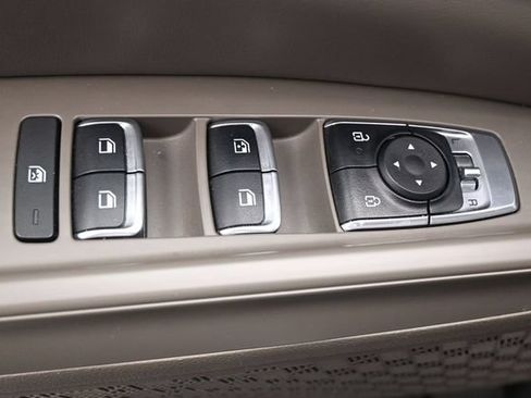 Used 2025 Kia Carnival FWD image 7