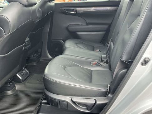 Used 2021 Toyota Highlander Limited image 16