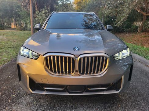 Used 2025 BMW X5 xDrive50e image 2