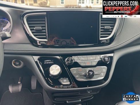 Used 2026 Chrysler Pacifica Select image 15