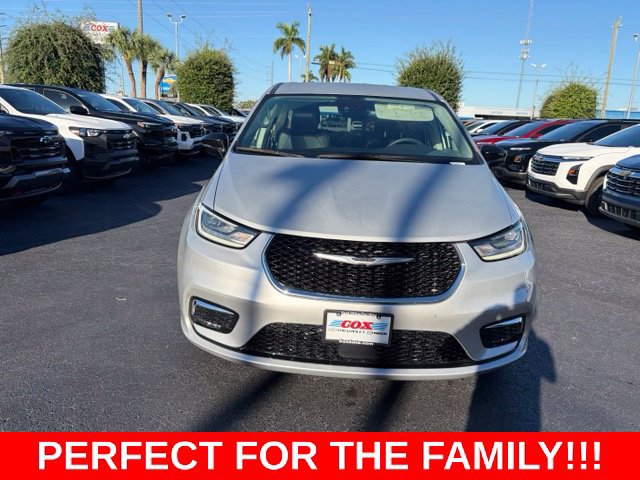 Used 2024 Chrysler Pacifica Limited FWD image 2