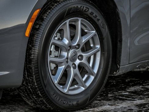 Used 2022 Chrysler Pacifica Touring-L image 4