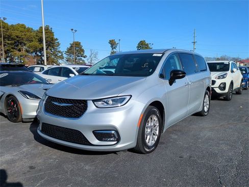 Used 2024 Chrysler Pacifica Touring-L image 2