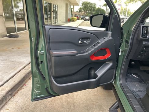 Used 2025 Nissan Frontier Pro-X RWD image 37