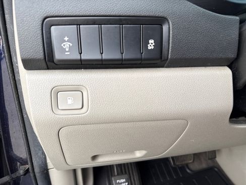 Used 2020 Kia Sedona LX FWD image 24