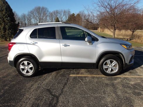 Used 2018 Chevrolet Trax LT w/ LT Convenience Package image 2
