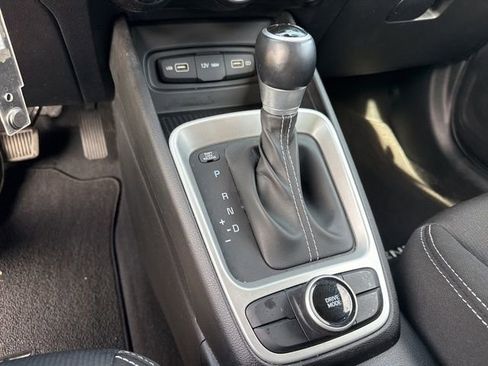 Certified 2022 Hyundai Venue SEL w/ Cargo Package image 6