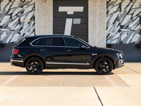 Used 2018 Bentley Bentayga AWD/4WD image 2