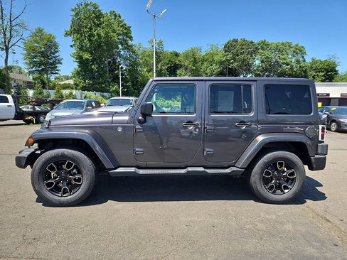 Used 2017 Jeep Wrangler Unlimited Sahara AWD/4WD image 8