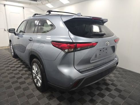 Used 2021 Toyota Highlander Limited AWD/4WD image 4