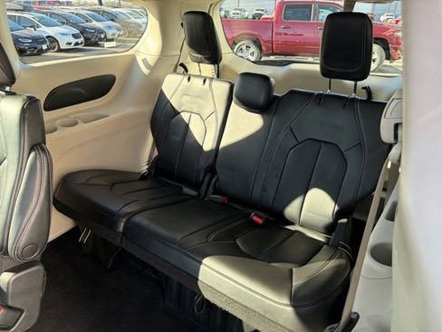 Used 2023 Chrysler Pacifica Touring-L image 23