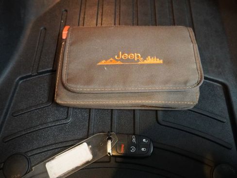 Used 2018 Jeep Grand Cherokee Overland AWD/4WD image 29
