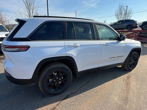 New 2026 Jeep Grand Cherokee Altitude image 8