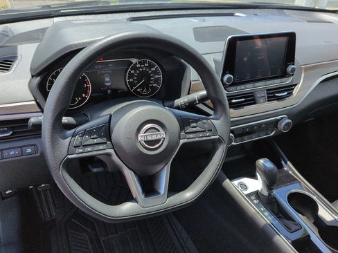 Used 2024 Nissan Altima 2.5 SV FWD image 9