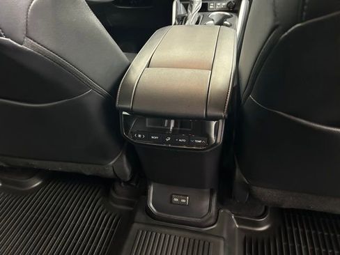 Used 2022 Toyota Highlander XSE image 11