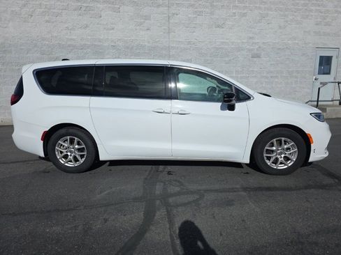 Used 2024 Chrysler Pacifica Touring-L image 2