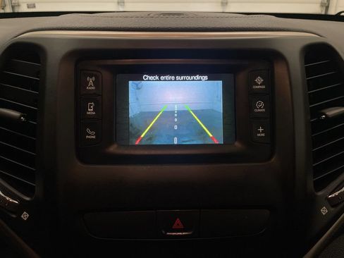Used 2016 Jeep Cherokee Latitude FWD image 9