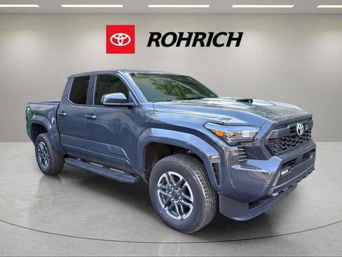Used 2024 Toyota Tacoma TRD Sport AWD/4WD image 4